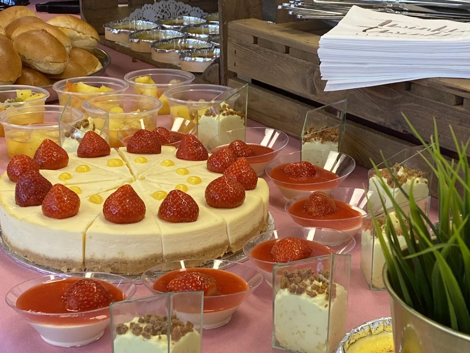 Dessertbuffet met cheesecake, aardbeien en gevulde glaasjes