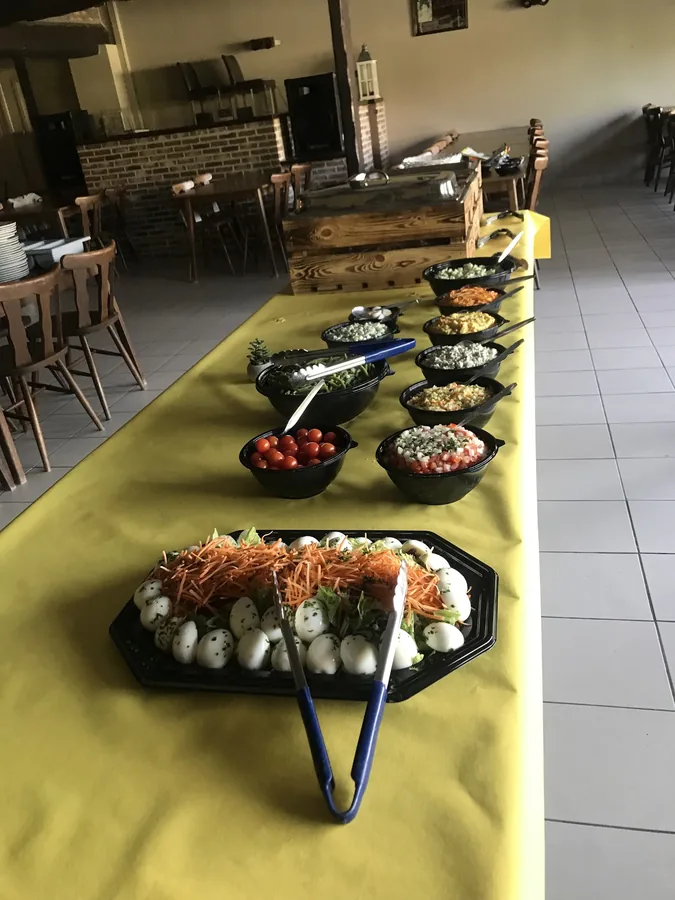 Een gedekte buffettafel met koude schotels en slaatjes