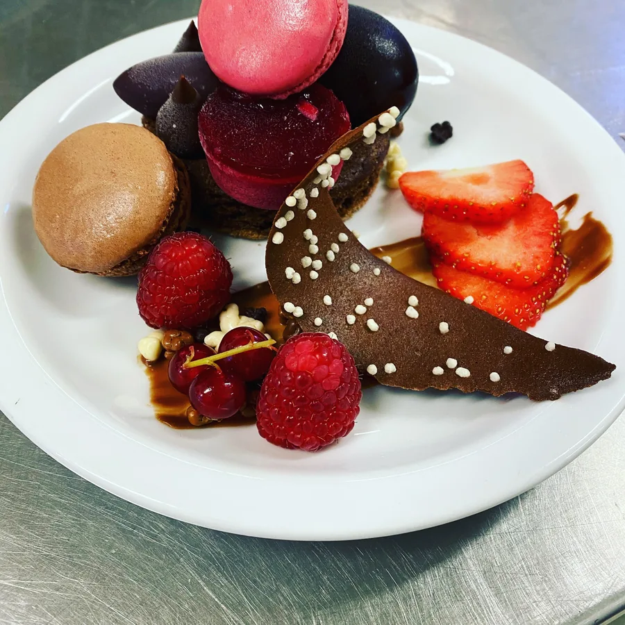 Dessert met aardbei, chocolade en een bolletje ijs