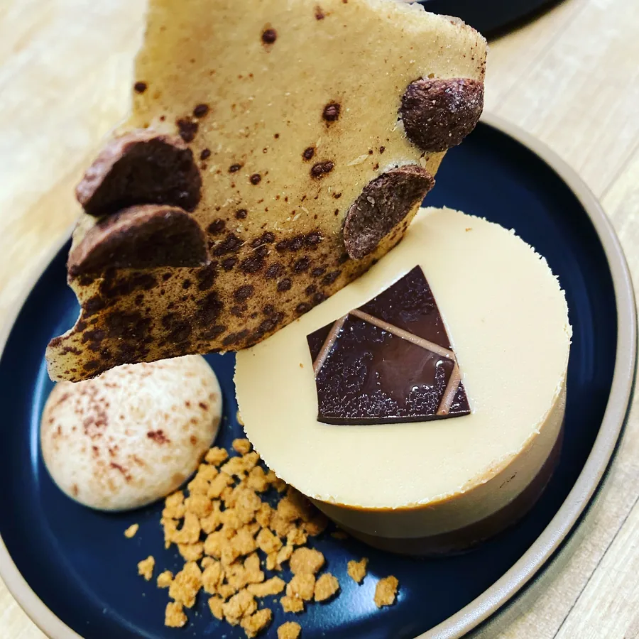 Cheesecake met chocolade, macaron en vers fruit