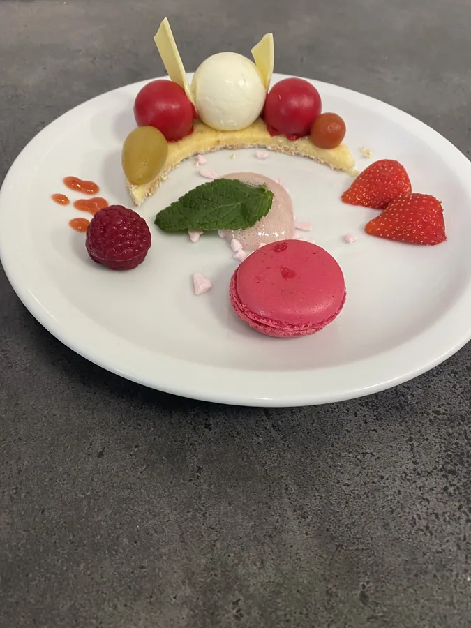 Dessertbord met macaron, framboos, aardbei en munt