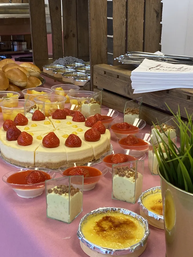 Dessertbuffet met cheesecake, aardbeien en glaasjes
