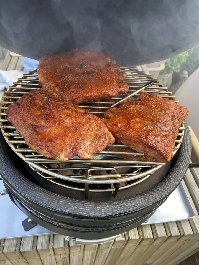 Spareribs met een droge rub op het rooster van de kamado