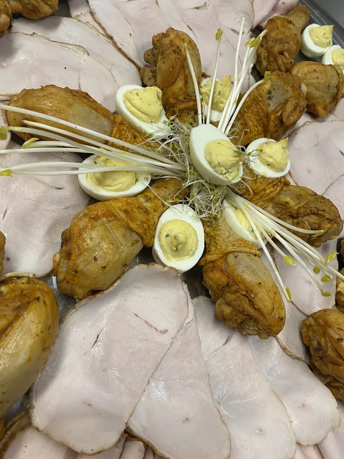 Kipfilet in waaier met krieltjes en jonge ui