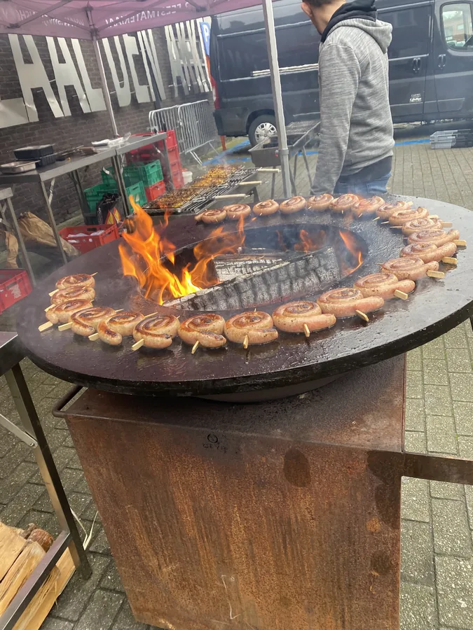 Chorizo rondom de rand van de brandende Ofyr