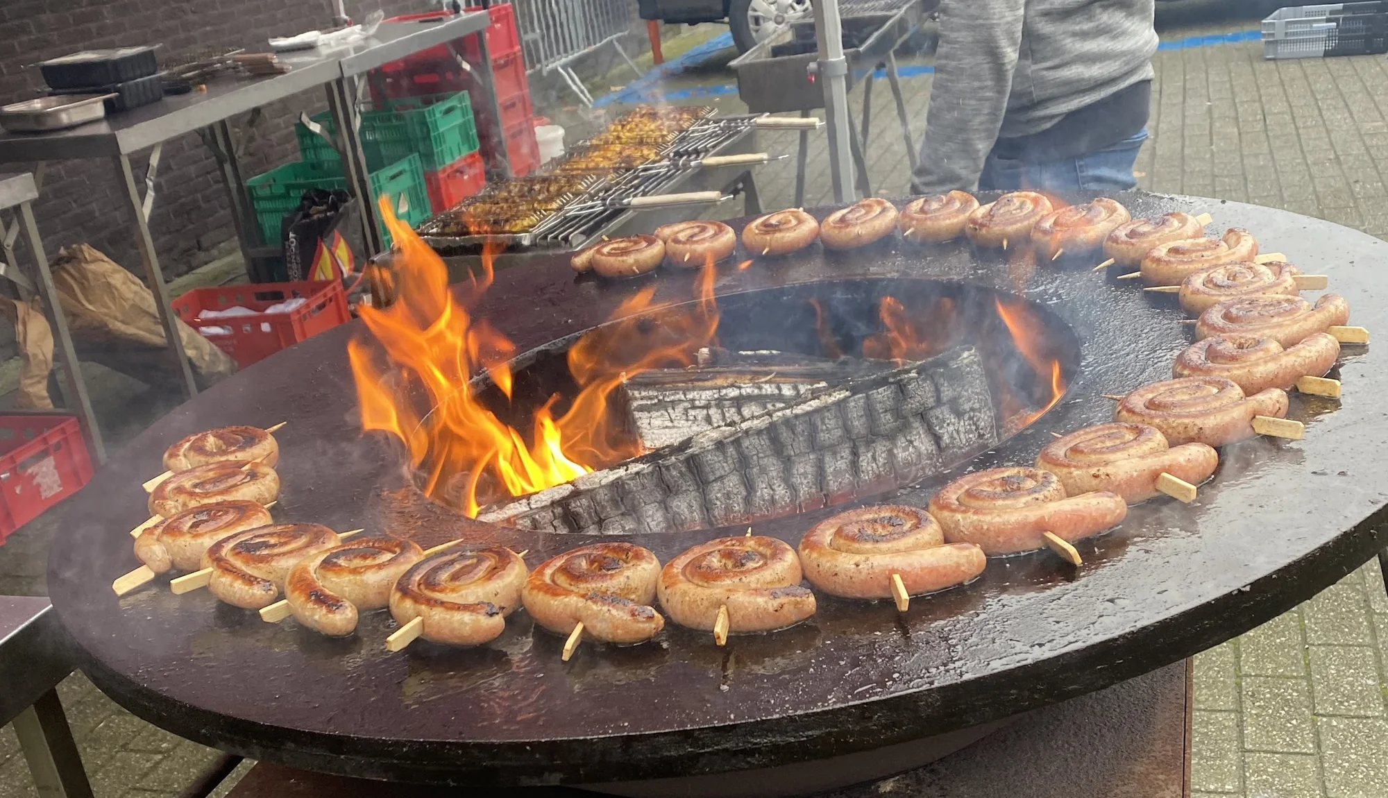 De Ofyr in werking op een feest, met worstjes en spiesjes rond het vuur