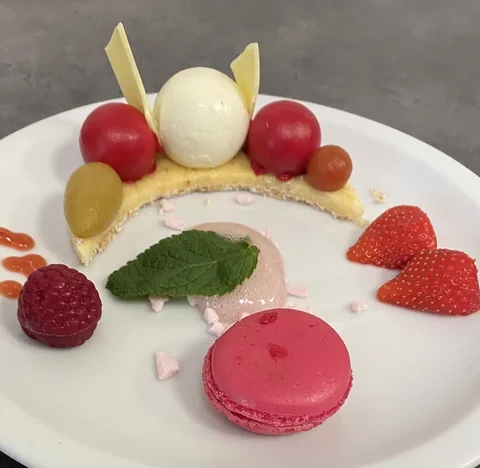 Dessertbord met macaron, framboos, aardbei en munt