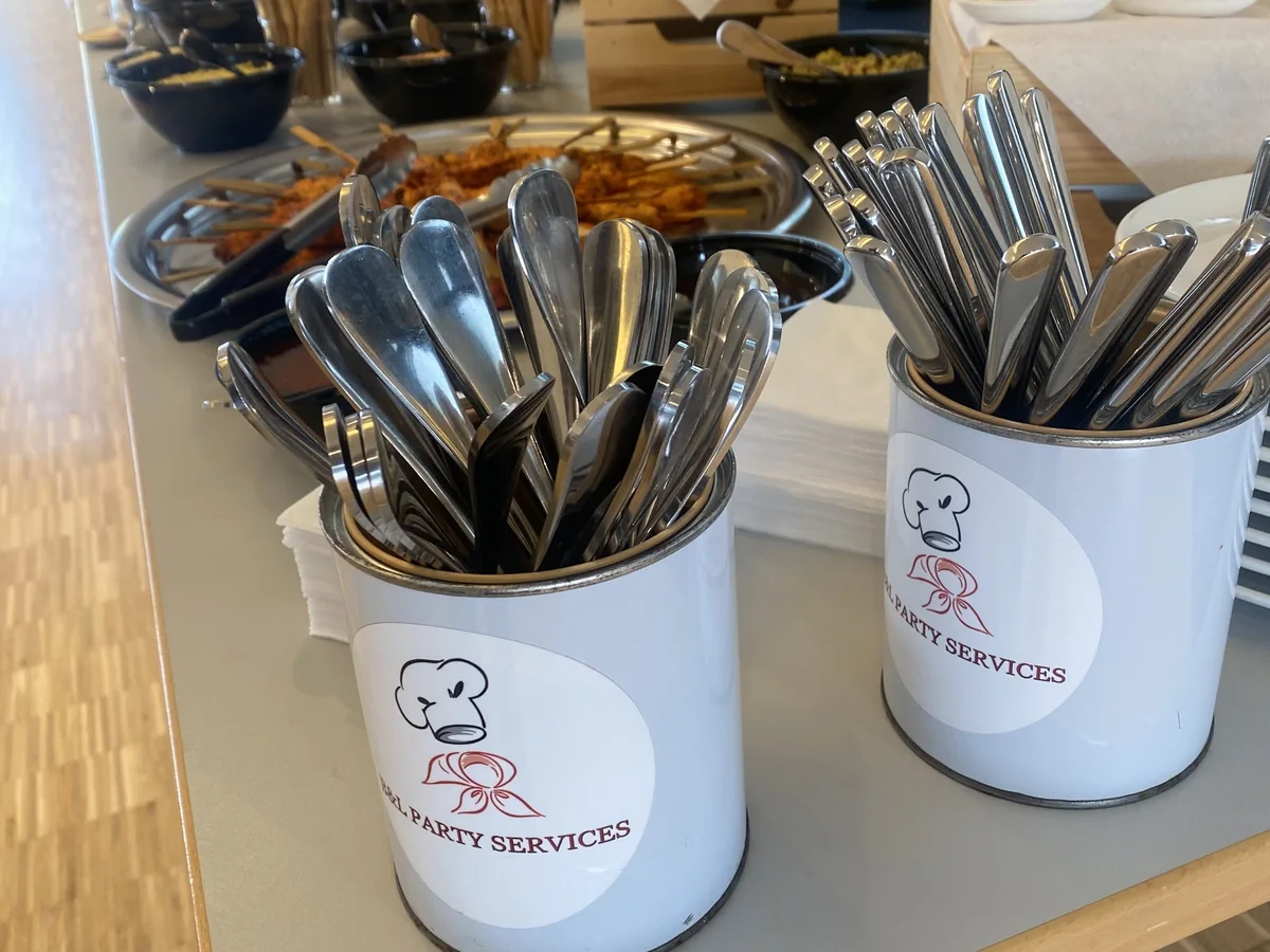 Bestek in emmers met het logo van B&L Party Services