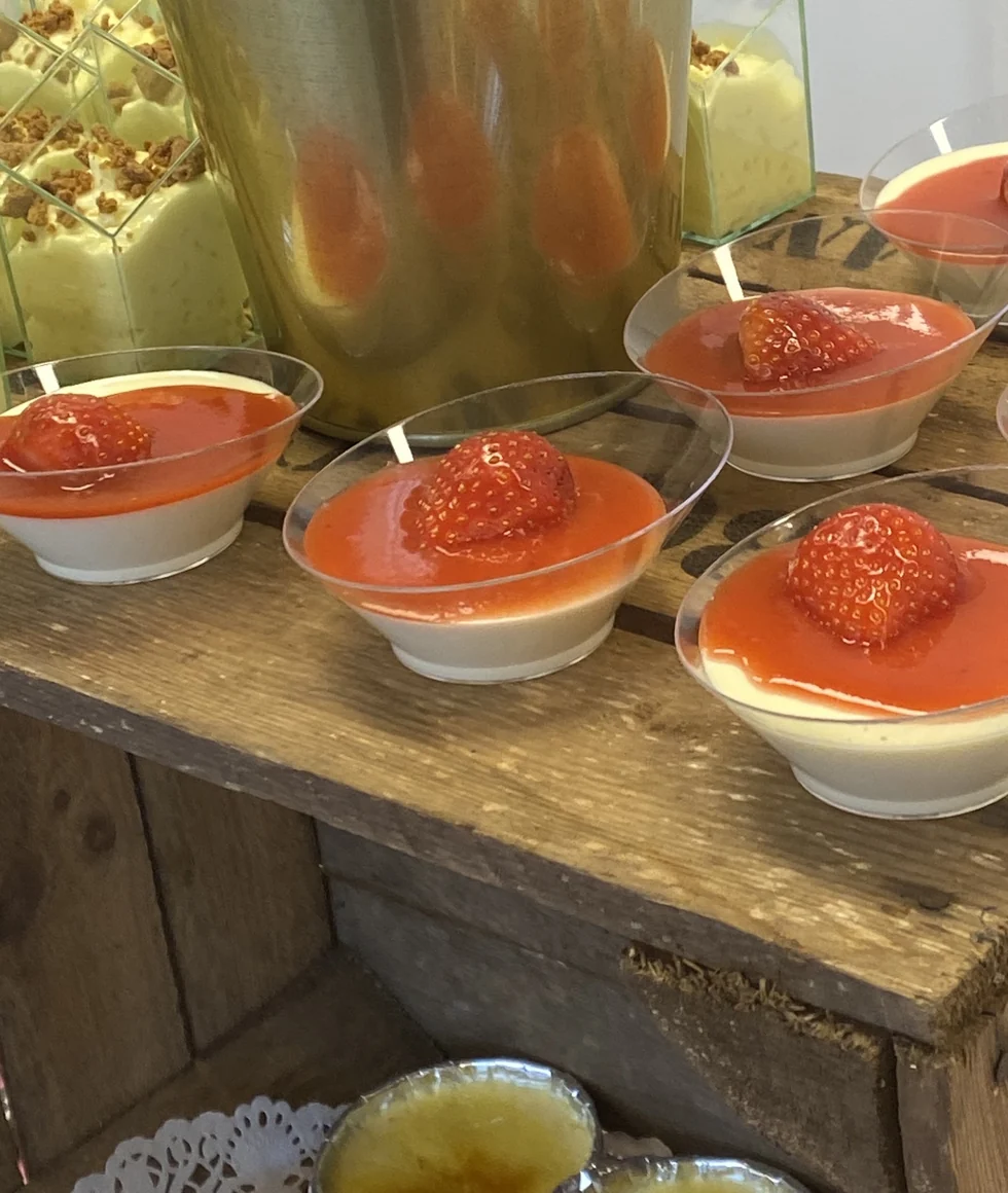 Glaasjes met tomaat en garnaal, klaargezet op een houten tafel
