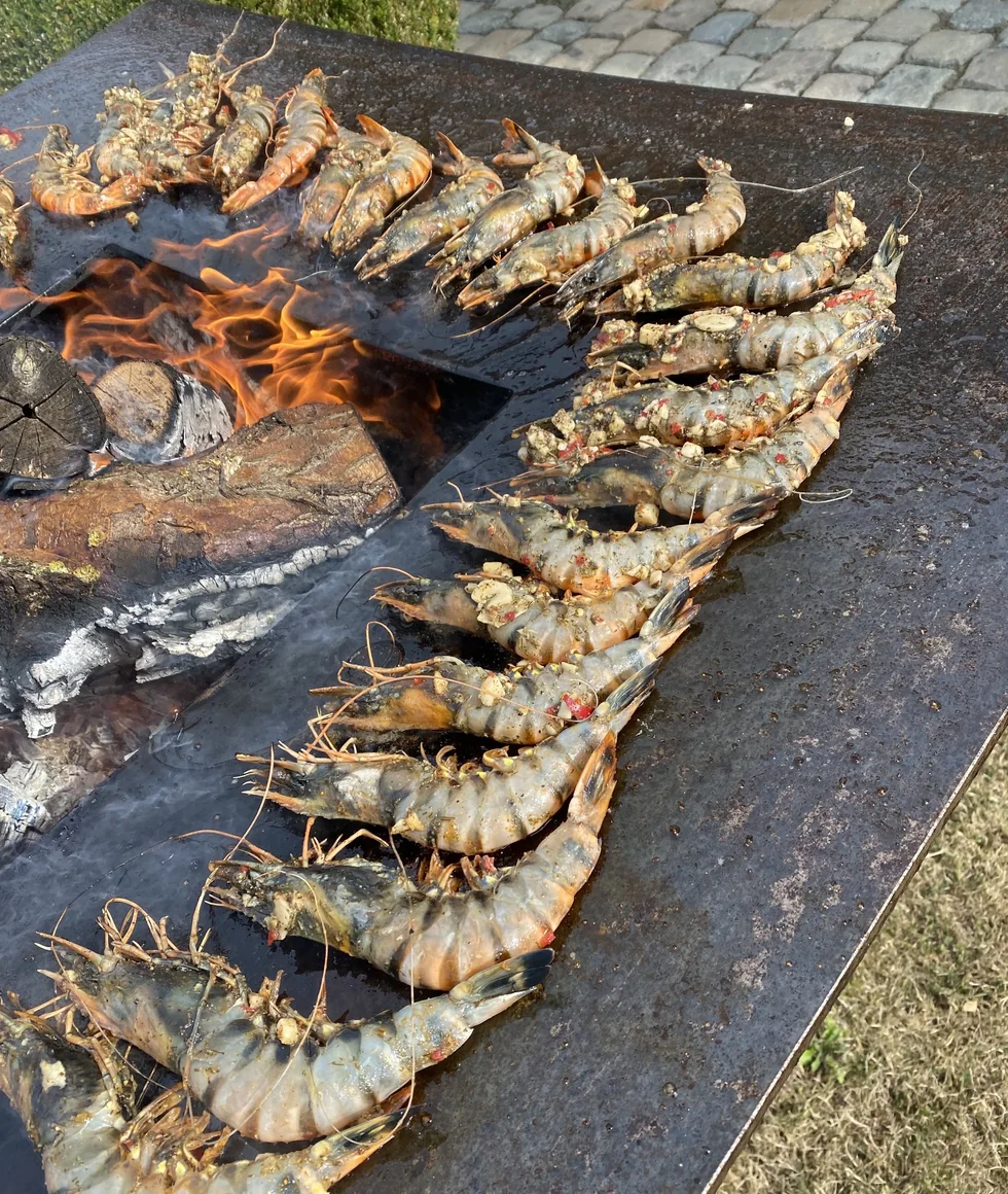 Gamba's in een lange rij rond het brandende vuur van de Ofyr